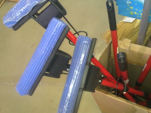 УБ Швабра с отжимом /губка синяя/с метал. креплением и красная телескопическая металич ручка